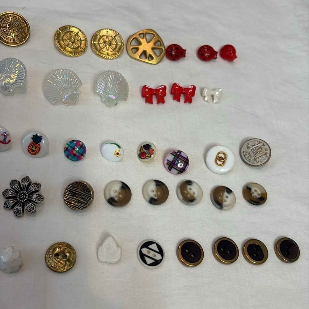 Assorted Decorative Buttons Collection - Picture 3 of 4